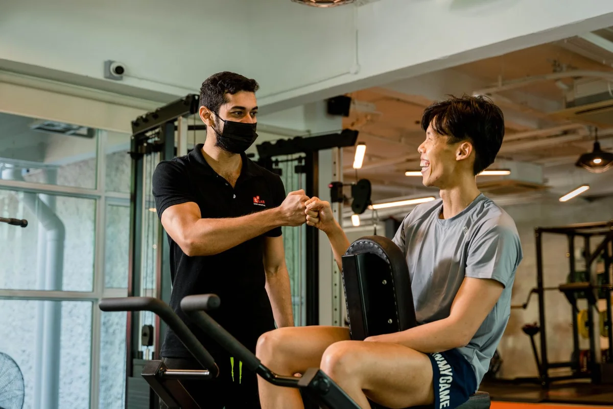 トレーナーとマンツーマンでトレーニングに取り組む様子